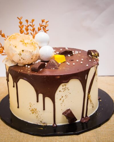 10 inches buttercream cake ( 4 layers regular flavour )